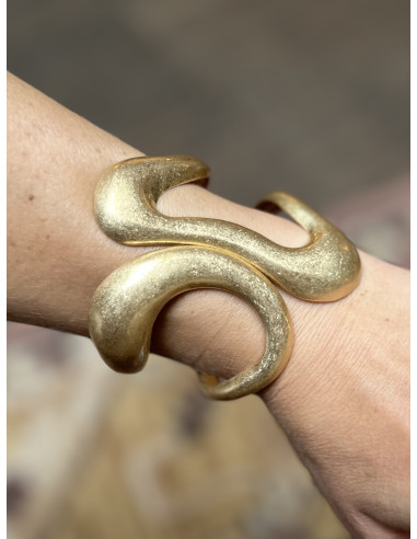 Tvarovaný kovový náramek ve stříbrné barvě | LORIANE b