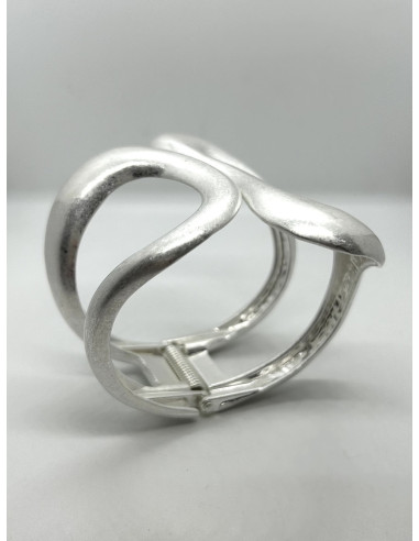 Tvarovaný kovový náramek ve stříbrné barvě | LORIANE a