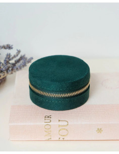 Kulatá cestovní šperkovnice ze zeleného sametu | MAISON SCARLET