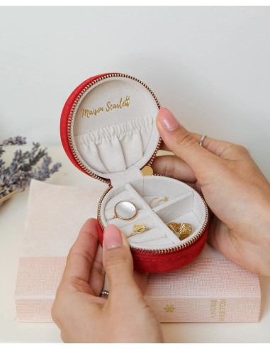 Kulatá cestovní šperkovnice ze sametu | MAISON SCARLET d