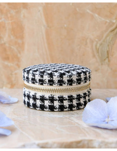 Kulatá cestovní šperkovnice Chanel - černá | MAISON SCARLET - 1