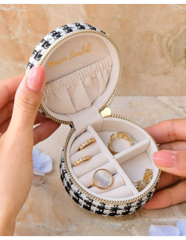 Kulatá cestovní šperkovnice s motivem kouhoutí stopy | MAISON SCARLET