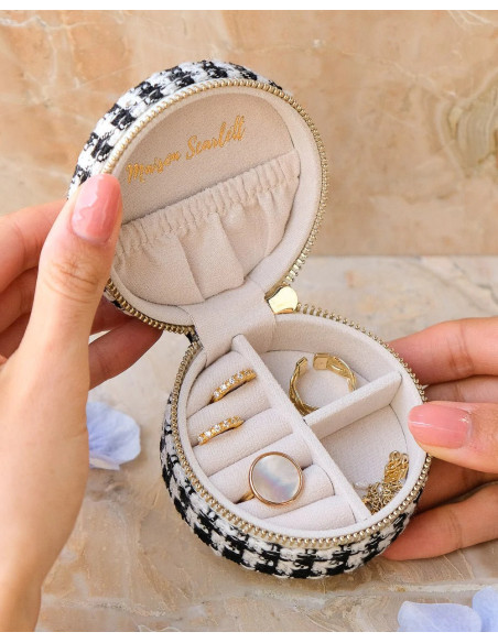 Kulatá cestovní šperkovnice s motivem kouhoutí stopy | MAISON SCARLET