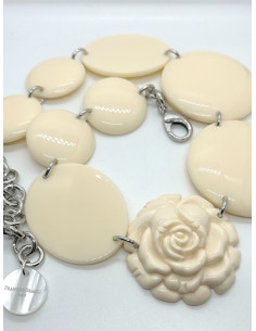 Béžový náhrdelník zdobený kamejí ve tvaru růže | FRANCINE FRAMLI - 1 2