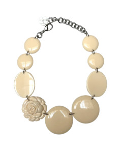 Béžový náhrdelník zdobený kamejí ve tvaru růže | FRANCINE FRAMLI - 1