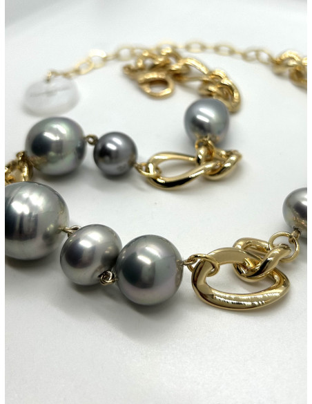 Zlatý řetízkový náhrdelník s šedými perlami | FRANCINE BRAMLI b