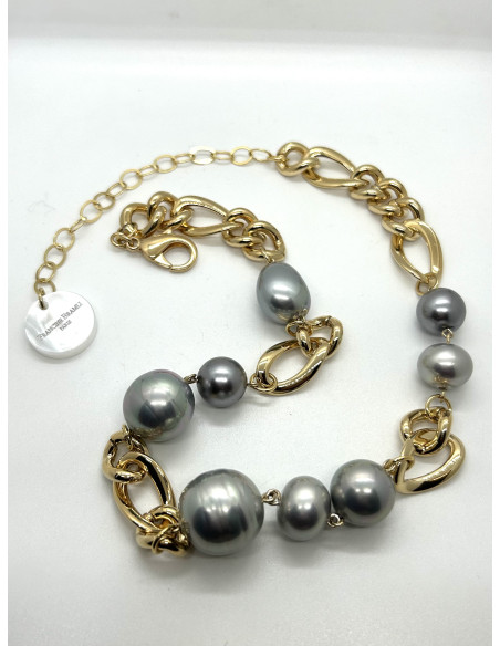 Zlatý řetízkový náhrdelník s šedými perlami | FRANCINE BRAMLI a