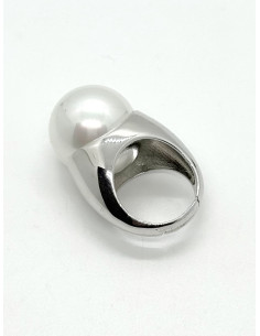 Prsten ze stříbrného kovu s bílou perlou | FRANCINE BRAMLI - 1 2