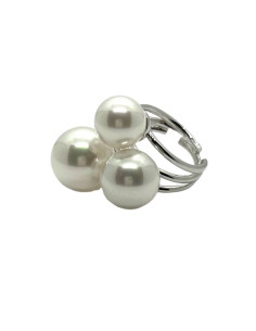 Prsten ze stříbrného kovu se třemi perlami | FRANCINE BRAMLI - 1