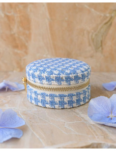 Kulatá cestovní šperkovnice s motivem kouhoutí stopy - světle modrá | MAISON SCARLET - 1