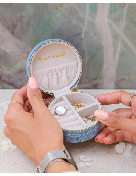 Kulatá cestovní šperkovnice ve vzhledu lnu| MAISON SCARLET a