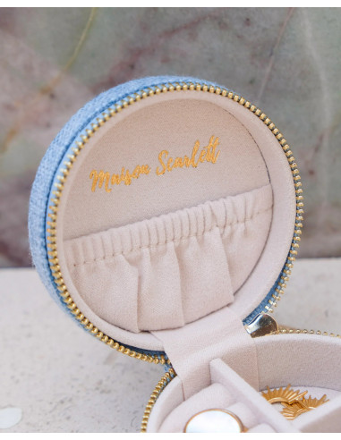 Kulatá cestovní šperkovnice ve vzhledu lnu - světle modrá | MAISON SCARLET - 4
