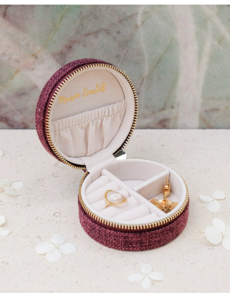 Kulatá cestovní šperkovnice ve vzhledu lnu - bordó | MAISON SCARLET a