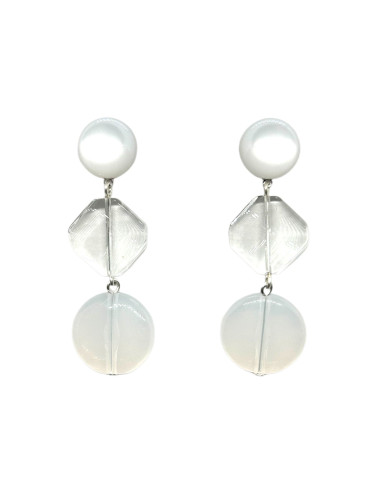 Visací náušnice z kovu ve stříbrném tónu a s bílými detaily | FRANCINE BRAMLI