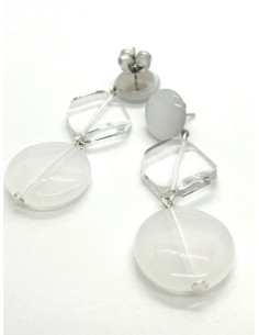 Visací náušnice z kovu ve stříbrném tónu a s bílými detaily | FRANCINE BRAMLI 2