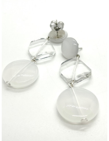 Visací náušnice z kovu ve stříbrném tónu a s bílými detaily | FRANCINE BRAMLI a