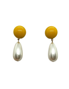 Visací náušnice s umělou perlou a žlutým prvkem | FRANCINE BRAMLI