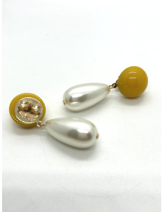 Visací náušnice s umělou perlou a žlutým prvkem | FRANCINE BRAMLI 2