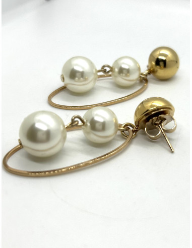 Visací náušnice z kovu ve zlaté barvě a s bílými perlami | FRANCINE BRAMLI - 2