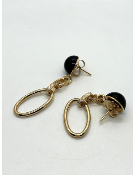 Visací náušnice z kovu ve zlaté barvě s černým detailem | FRANCINE BRAMLI a