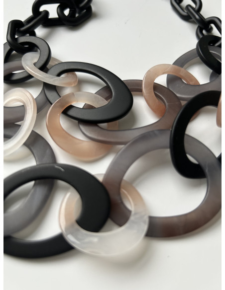 Náhrdelník spojená oka, černý | LORIANE