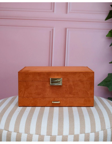 Dvoupatrová šperkovnice se zásuvkou ze sametu v barvě koňaku | MAISON SCARLET