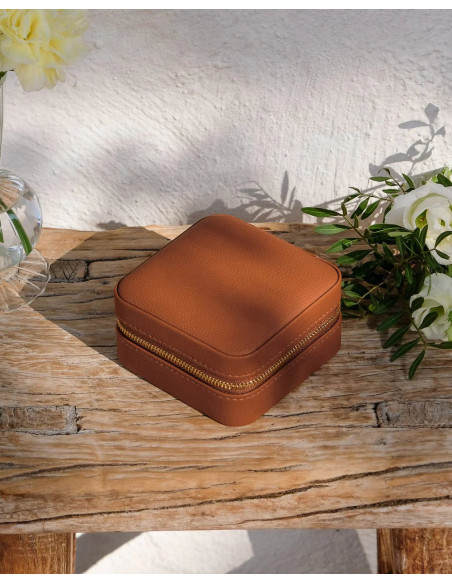 Víkendová šperkovnice z umělé kůže v barvě koňaku | MAISON SCARLET
