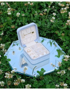 Weekend jewellery box made of sky blue velvet | MAISON SCARLET - 1 2