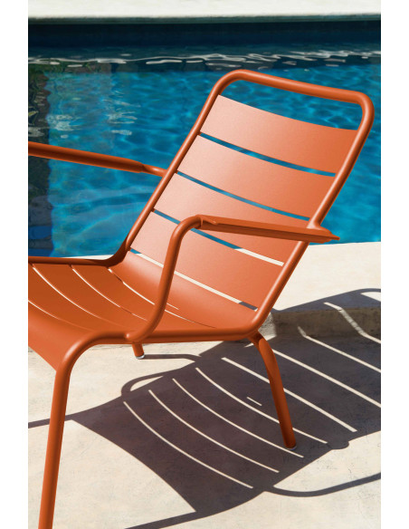 Zahradní nízké křeslo Luxembourg s područkami, hliník | FERMOB