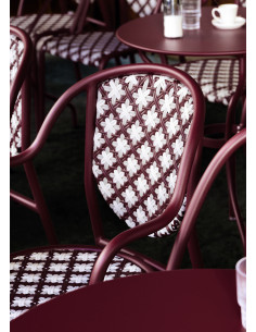 Křeslo Parisienne 21 Prestige – ikona pařížských bister | FERMOB black cherry 2