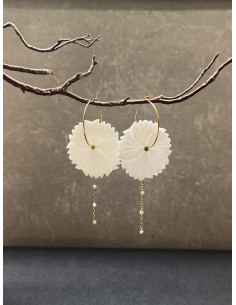 Náušnice s bílým perleťovým květem a řetízkem | PIOU PIOU