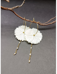 Náušnice s bílým perleťovým květem a řetízkem | PIOU PIOU 2