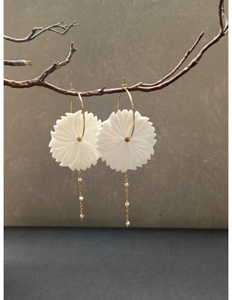 Náušnice s bílým perleťovým květem a řetízkem | PIOU PIOU b