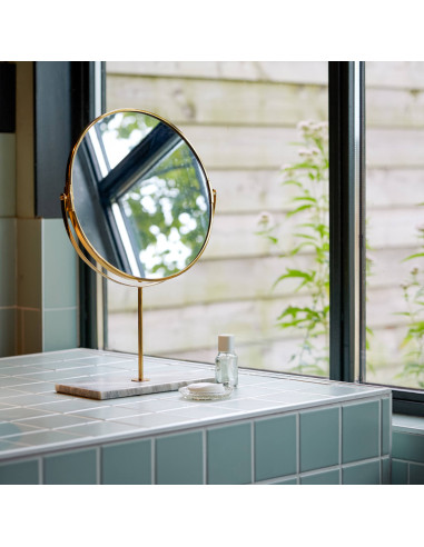 Stolní zrcátko s rámem ve zlatém odstínu a s mramorem | LIGHT & LIVING a