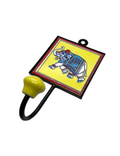 Kovový věšák s keramickou dlaždicí se slonem - žlutý | dovoz Indie