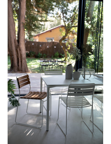 Kovová židle Surprising s teakem, outdoor/ indoor | FERMOB